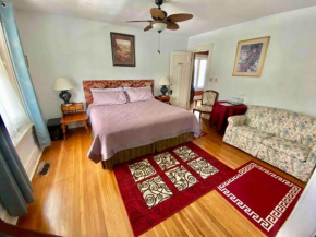 Adorable 2-bedroom unit with jacuzzi beside falls